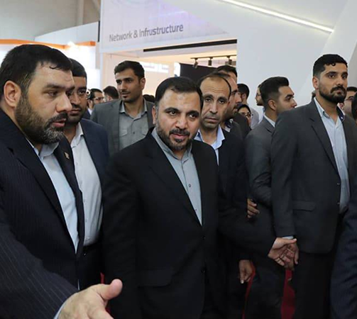 بازدید وزیر ارتباطات و اطلاعات از غرفه شرکت پیشگام رایان
